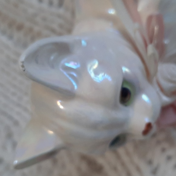Vintage Irredecent Lustre White Cat Ceramic Figurine with pink & white bow - Picture 6 of 7
